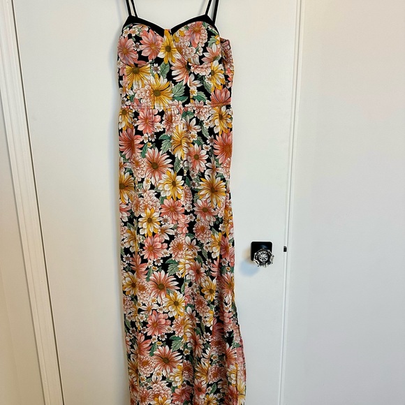 Woman’s Dress Bundle - Picture 3 of 8